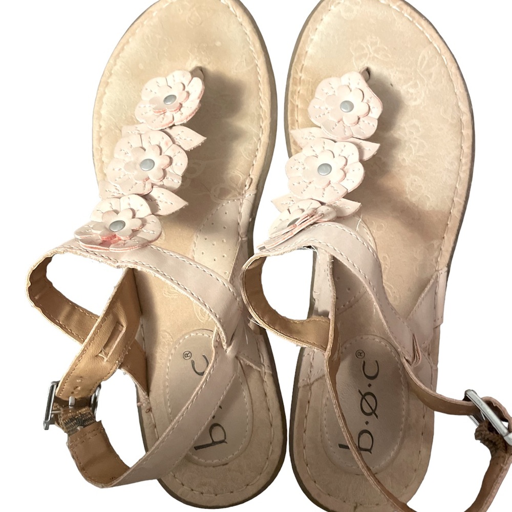 B.o.c flower slip on buckle shoes. Size 8 1/2. Butterfly print on the bottom